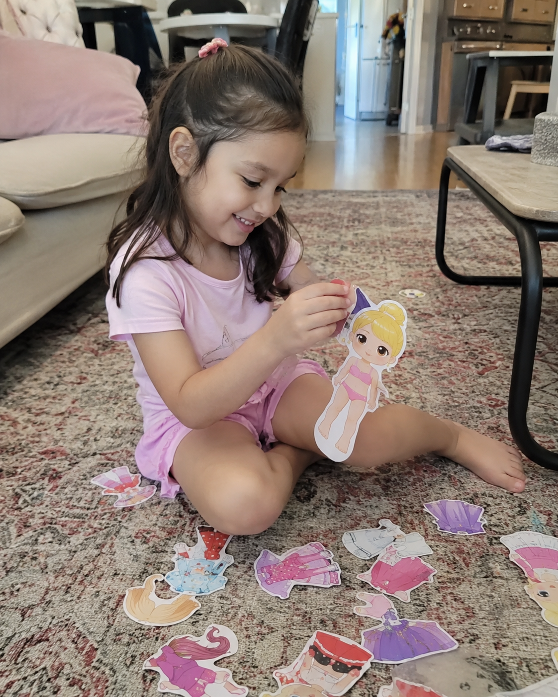 Amou brincar no tapete da sala com as bonequinhas.